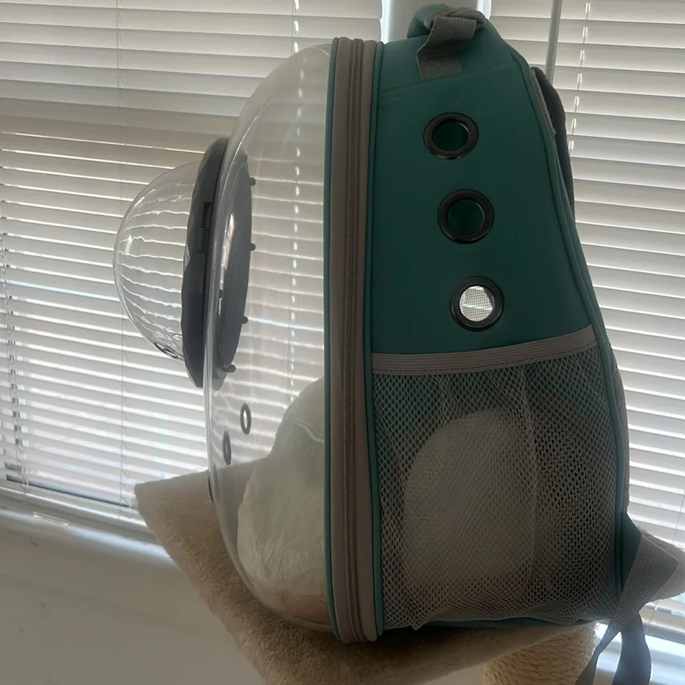 Space bubble back pack for a small critter BRAND NEW NEVER USED!!! 😀